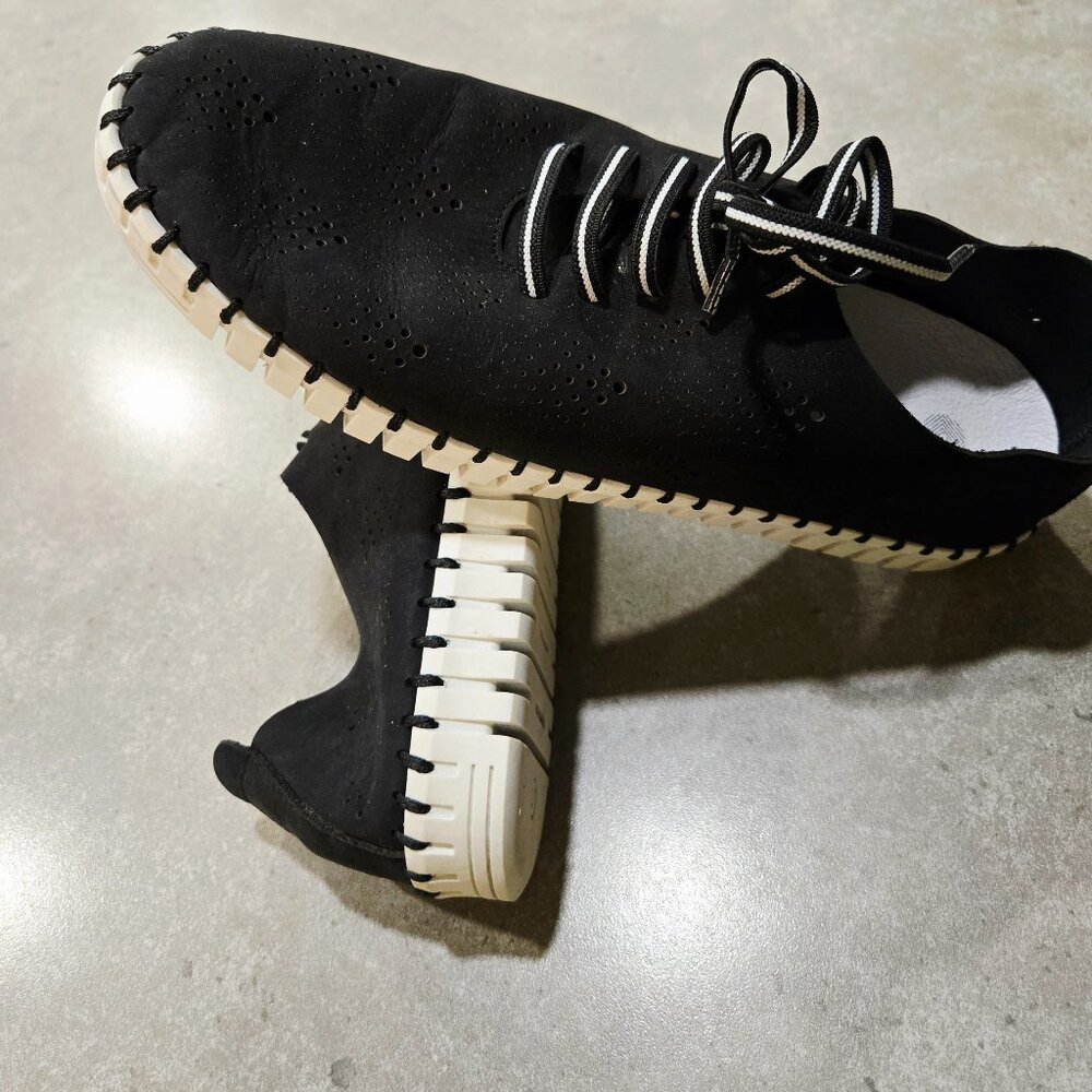 ERIC MICHAEL - Annie Women's Black/White Laced Up Sneakers - Size 6.5-7M